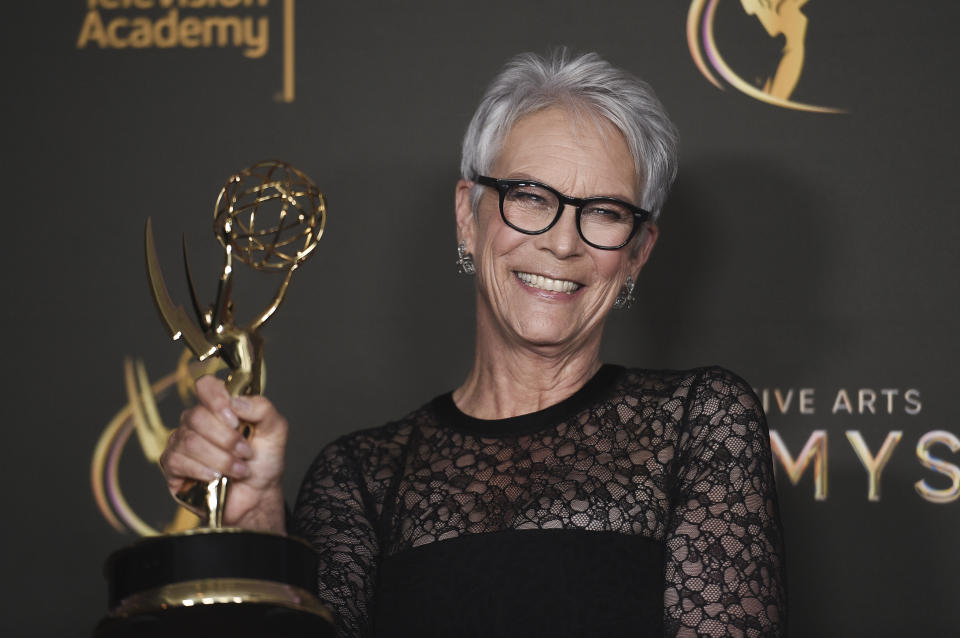 Jamie Lee Curtis posa con su premio de actriz invitada destacada en una serie de comedia por "The Bear" en la segunda noche de los Premios Emmy de las Artes Creativas el domingo 8 de septiembre de 2024 en Los Ángeles. (Foto Richard Shotwell/Invision/AP)