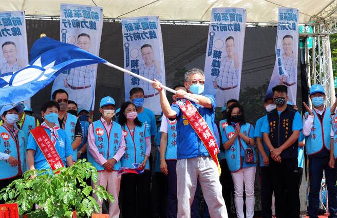 朱立倫首先上場為賴峰偉夫婦披上競選綵帶，並致贈國民黨的戰旗給賴峰偉，希望賴這次能順利競選連任。（張茂雄攝）