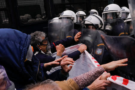 Protesters clash with riot police during a demonstration of Greek school teachers outside the parliament building against government plans to change hiring procedures in the public sector in Athens, Greece, January 14, 2019. REUTERS/Alkis Konstantinidis