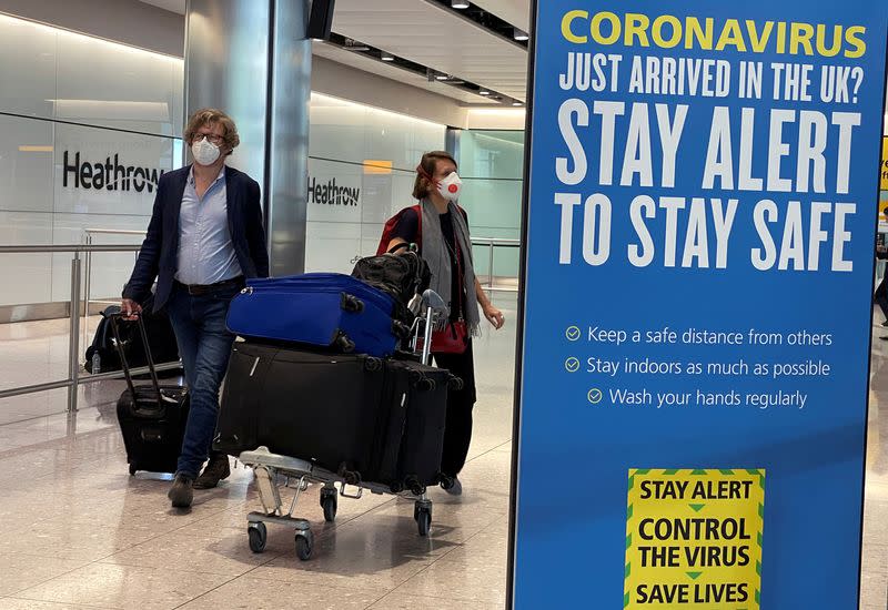 FOTO DE ARCHIVO: Pasajeros llegan al aeropuerto de Heathrow, mientras Reino Unido lanza su cuarentena de 14 días para las llegadas internacionales tras el brote de coronavirus, Londres, Reino Unido, 8 de junio de 2020