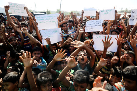 Hundreds of Rohingya refugees shout slogans as they protest against the repatriation at the Unchiprang camp in Teknaf, Bangladesh November 15, 2018. REUTERS/Mohammad Ponir Hossain