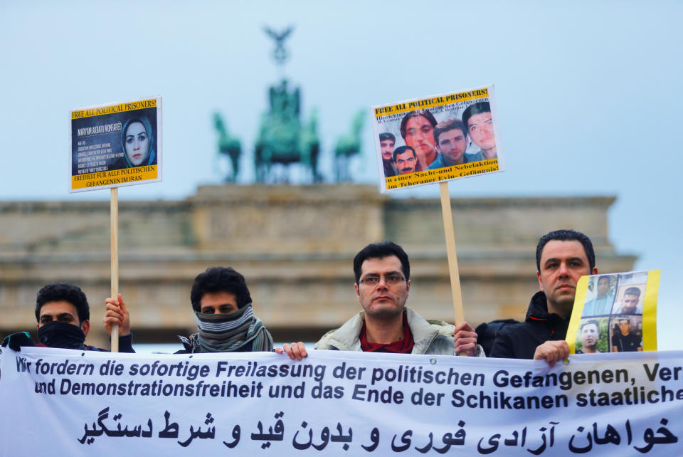 <p>People demonstrate in front of the Brandenburg Gate to support protests across Iran, in Berlin, Germany, Jan. 2, 2018. (Photo: Hannibal Hanschke/Reuters) </p>