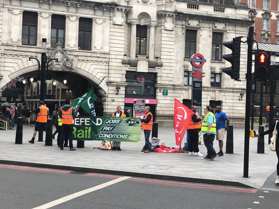 Picket line at Victoria station (ES)