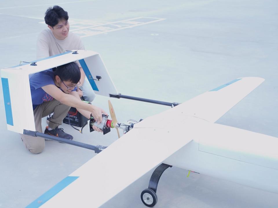 中正大學無人機是採用碳纖維積層製作，碳纖材料由台塑公司捐贈提供。（圖：中正大學提供）