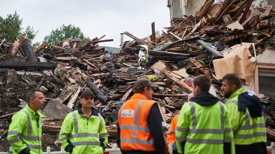 Rettungskräfte vor den Trümmern des zerstörten Hauses in Wuppertal. Foto: Bernd Thissen