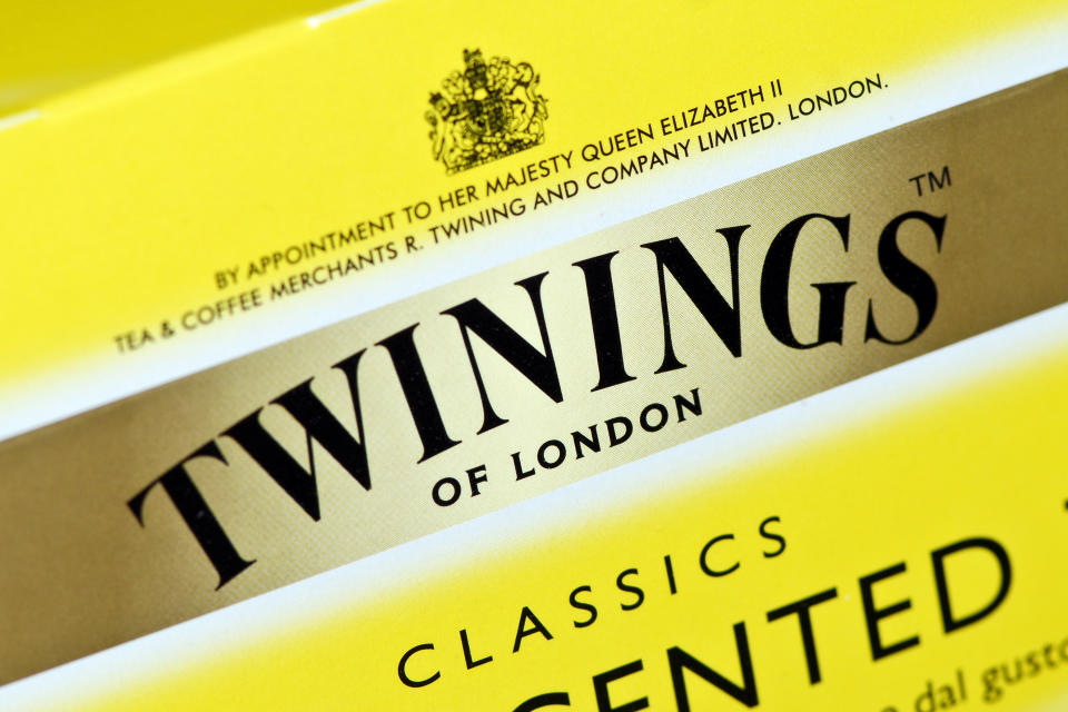 El fabricante de té Twinings es una de las marcas que ha mantenido durante más tiempo un Royal Warrant. El primero fue otorgado por la Reina Victoria en 1837 y desde entonces ha sido renovado por todo los monarcas la han sucedido. (Getty Images)