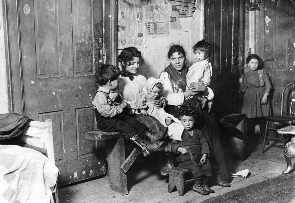 Inmigrantes europeos pobres, posiblemente italianos, en Estados Unidos. Fotografía tomada por Lewis Wickes Hine (1874-1940)  (Photo by SSPL/Getty Images)