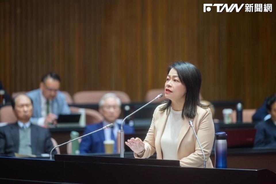 批綠委修法自我閹割　許宇甄：乾脆修法曾去港澳上酒店不得任公職