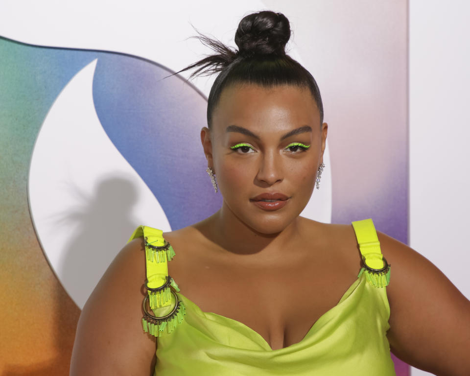 Paloma Elsesser war gar nicht angenehm überrascht von der Kampagne von Revolve: Das Label packte ein an sie gerichtetes Zitat eines Trolls auf einen Pullover und lichtete eine weißes, dünnes Model darin ab. (Bild: Brent N. Clarke/Invision/AP)