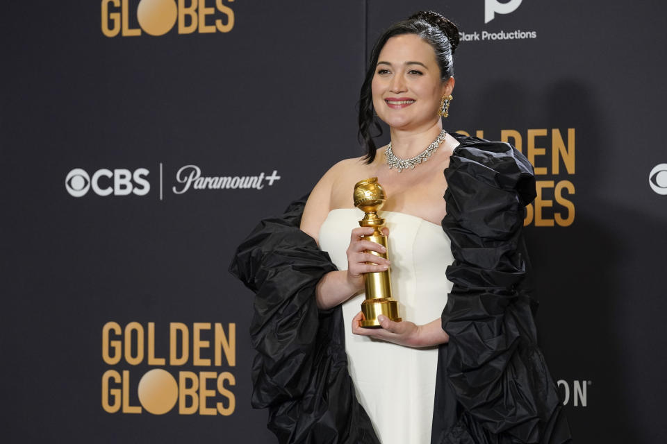 Lily Gladstone posa en la sala de prensa con el premio a la mejor actriz de una película de drama por "Killers of the Flower Moon" en la 81a edición de los Globos de Oro el domingo 7 de enero de 2024, en el Hotel Beverly Hilton en Beverly Hills, California. (Foto AP/Chris Pizzello)