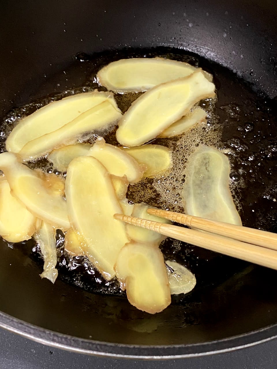 麻油雞食譜│補身台式麻油雞做法簡單 冷鑊落麻油炒薑片先唔會苦