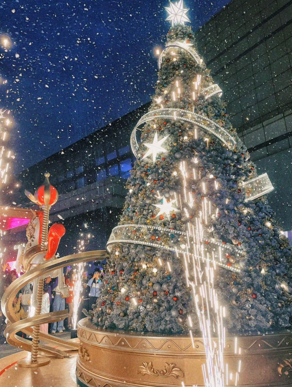 聖誕節2023｜深圳商場聖誕活動打卡位！CHANEL白雪聖誕樹、DIOR金色發財樹、童話式雙層木馬、指定日子有飄雪+煙花