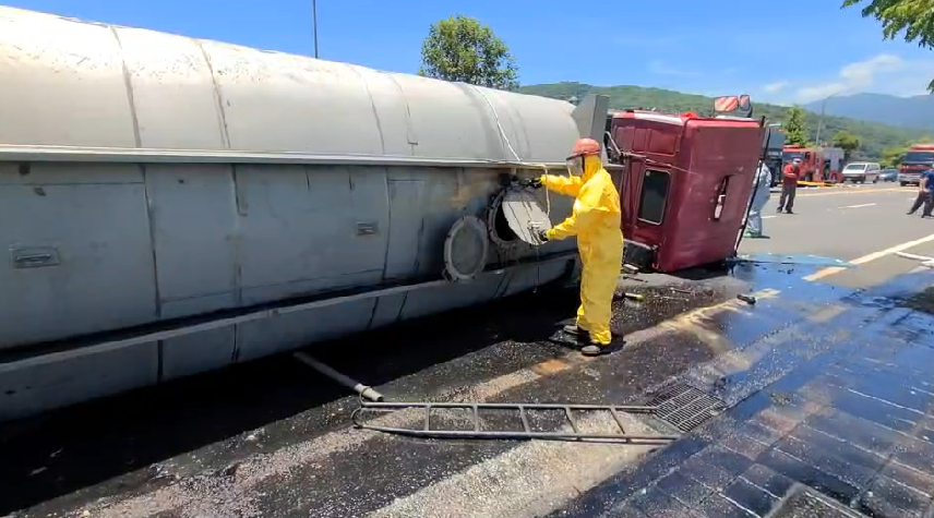 快新聞／宜蘭蘇澳「20公噸硫酸槽車」翻覆！駕駛受傷緊急送醫　