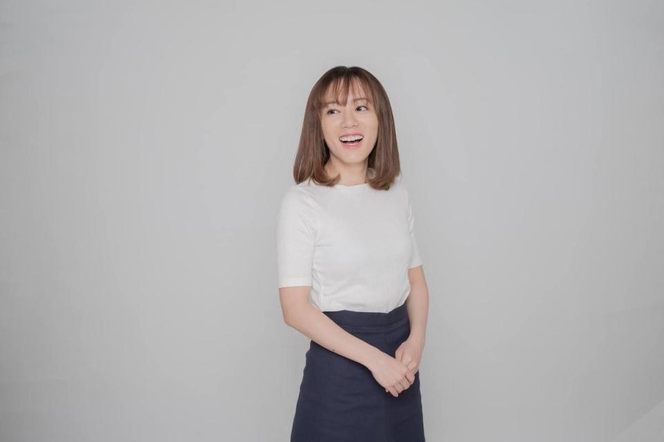 彰化縣鹿港鎮的美女民代候選人張愉婕（右）留言回覆網友，自認顏值比不過陳紫渝。（翻攝自張愉婕臉書）