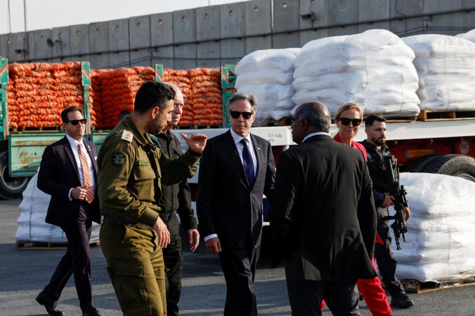 美國國務卿布林肯（中）本月1日才剛造訪巡視以色列的克瑞沙洛邊境關卡，該關卡5日就因遭哈瑪斯砲擊宣布關閉。路透社