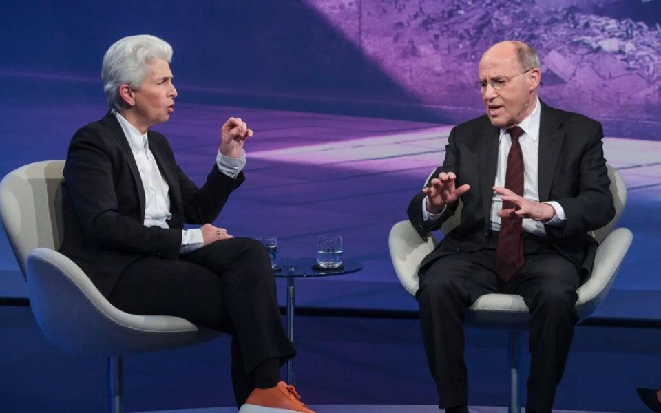 Marie-Agnes Strack-Zimmermann und Gregor Gysi diskutierten wie erwartet kontrovers über den Krieg in der Ukraine und den in Nahost. (Bild: WDR / Oliver Ziebe)