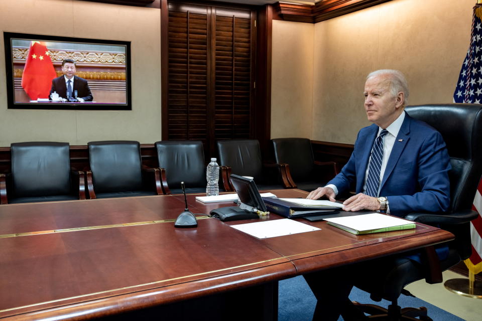 Le président américain Joe Biden s'entretient virtuellement avec le président chinois Xi Jinping depuis la salle de situation de la Maison Blanche à Washington, États-Unis, le 18 mars 2022. La Maison Blanche/Handout via REUTERS.  CETTE IMAGE A ÉTÉ FOURNIE PAR UN TIERS.