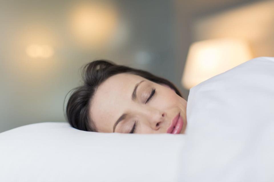 <p>Nachts das Licht anzulassen, könnte den Fettanteil Ihres Körpers erhöhen. Laut einer Studie, die im American Journal of Epidemology veröffentlicht wurde, hatten jene Studienteilnehmer, die in völlig dunklen Räumen schliefen, eine um 21% geringere Wahrscheinlichkeit für Übergewicht als diejenigen, die in den hellsten Räumen schliefen. Das hat mit dem Schlafhormon Melatonin zu tun. Zu wenig Melatonin bedeutet, dass wir nicht in die Schlafphase kommen, in der wir die meisten Kalorien verbrennen. Schalten Sie also das Nachtlicht aus, und bringen Sie schwarze Vorhänge an den Fenstern an, um Ihren Abnehm-Zielen näher zu kommen. </p>