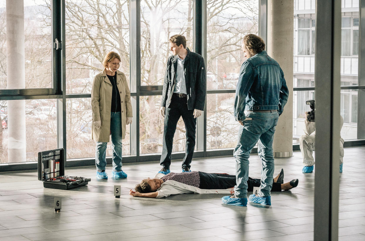 Von links: Kriminalhauptkommissarin Paula Ringelhahn (Dagmar Manzel), Kriminalhauptkommissar Felix Voss (Fabian Hinrichs) und Kriminalkommissar Sebastian Fleischer (Andreas Leopold Schadt) betrachten die Leiche von Katrin Tscherna (Katharina Spiering). Foto: BR/Hendrik Heiden/Claussen + Putz