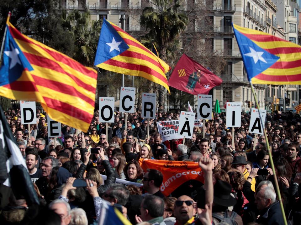 Catalan protests: Independence activists block highways, train tracks and roads in strike