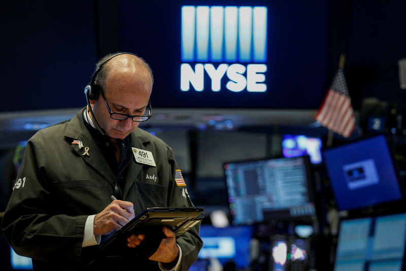 Traders work on the floor of the New York Stock Exchange (NYSE) in New York, U.S., November 20, 2017. REUTERS/Brendan McDermid