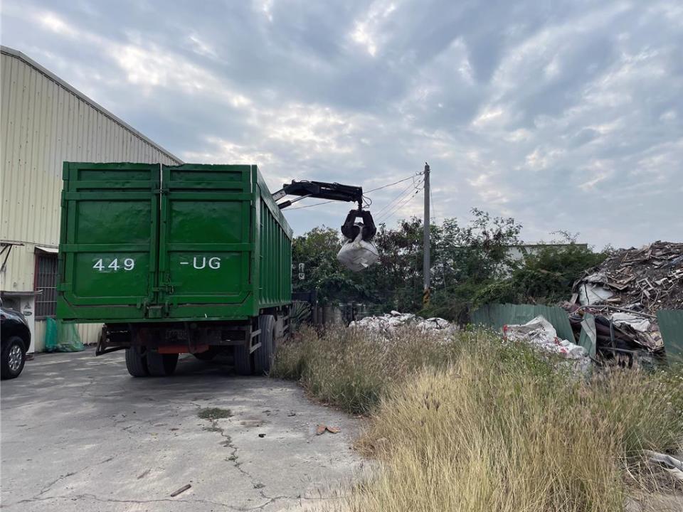 台南市安南區海環街一處土地長期被非法堆置大量廢棄物，環保局表示，目前地主已清理約77包太空包。（環保局提供／洪榮志台南傳真）