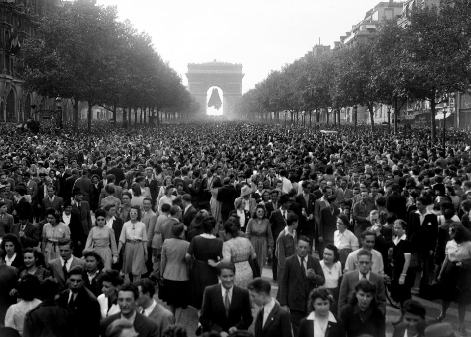 <p>Thousands gather on the Champs-Élysées avenue, in front of the Arc de Triomphe.</p>