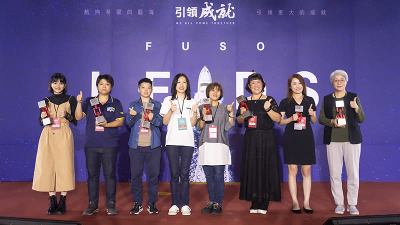 為家庭與工作皆扮演重要角色的女性所規劃的「引領女力組」得獎者 (左4為台灣戴姆勒亞洲商車 董事長 林純姬)。