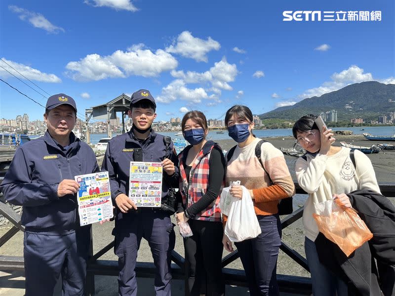 蘆洲警方前往八里渡船頭宣導反詐騙。（圖／翻攝畫面）