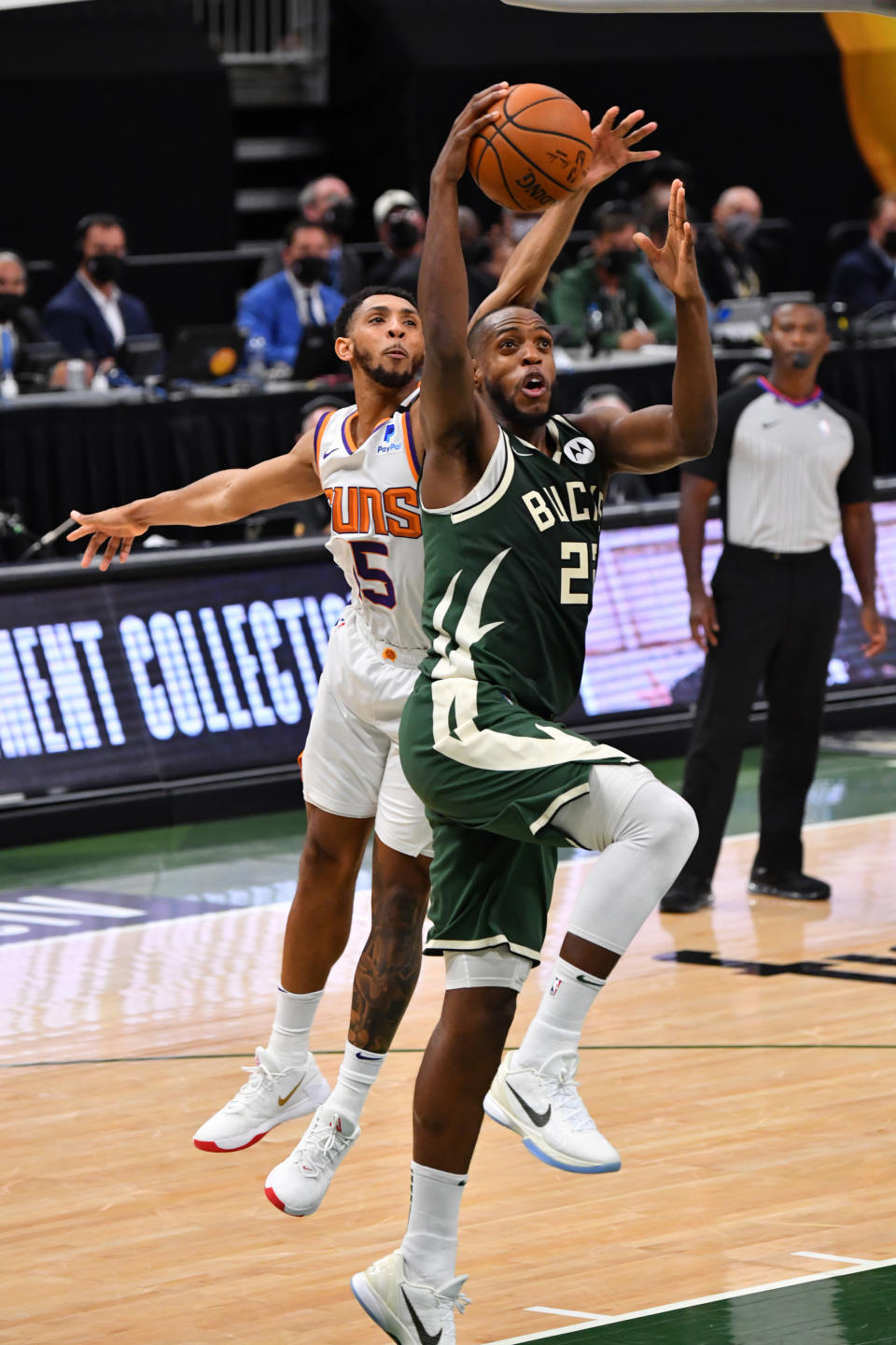 Khris Middleton（右）在公鹿同樣不可或缺。