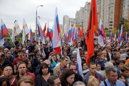 Opposition supporters attend a rally in Moscow, Russia, September 20, 2015. Thousands of people rallied on the streets of Moscow on Sunday to demand fair elections and challenge Vladimir Putin's 15-year-old rule, in the first significant opposition protest in the capital for months. REUTERS/Maxim Shemetov