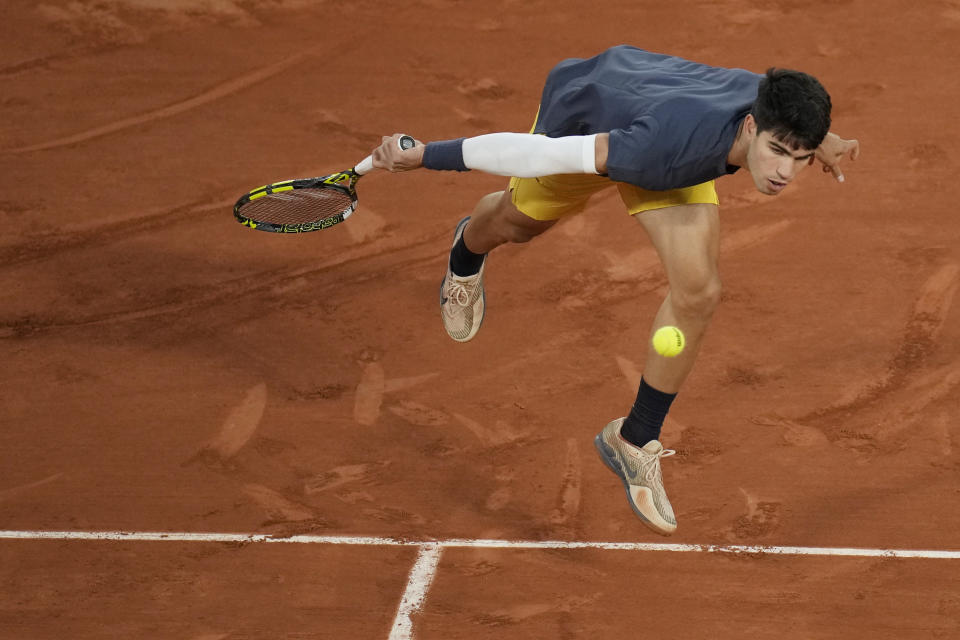 Spain's Carlos Alcaraz serves against Greece's Stefanos Tsitsipas during their quarterfinal match of the French Open tennis tournament at the Roland Garros stadium in Paris, Tuesday, June 4, 2024. (AP Photo/Christophe Ena)