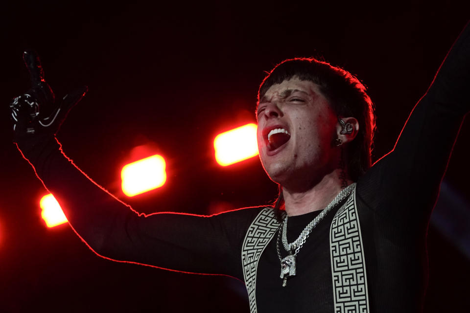 El cantante mexicano Peso Pluma durante su concierto el el Foro Sol de la Ciudad de México el sábado 11 de noviembre de 2023. (Foto AP/Aurea Del Rosario)