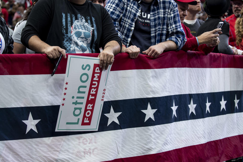 Simpatizantes miran durante un mitin de Keep America Great (mantener a Estados Unidos grandioso) con el presidente Donald Trump en el Centro American Airlines en Dallas, Texas, el 17 de octubre de 2019. (Anna Moneymaker/The New York Times)