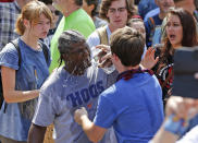 <p>Hier schüttet ein Gegendemonstrant einem Mitdemonstranten, der Pfefferspray ins Gesicht bekommen hat, Wasser in die Augen. (Bild: dpa) </p>