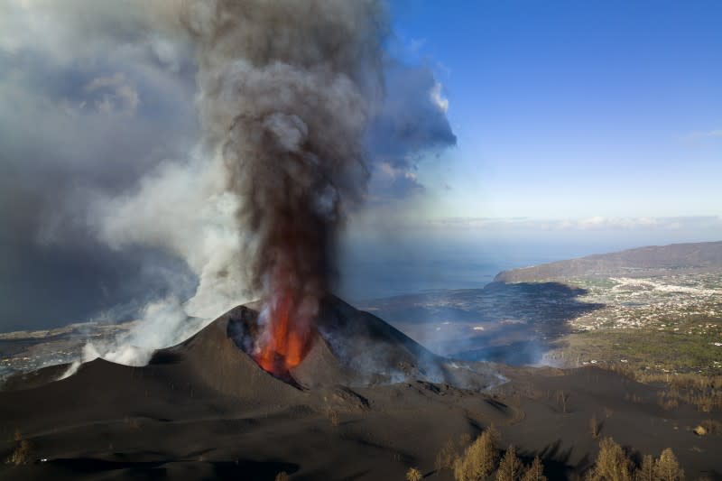 11月30日，西班牙拉帕爾馬島的火山噴出熔岩（美聯社）