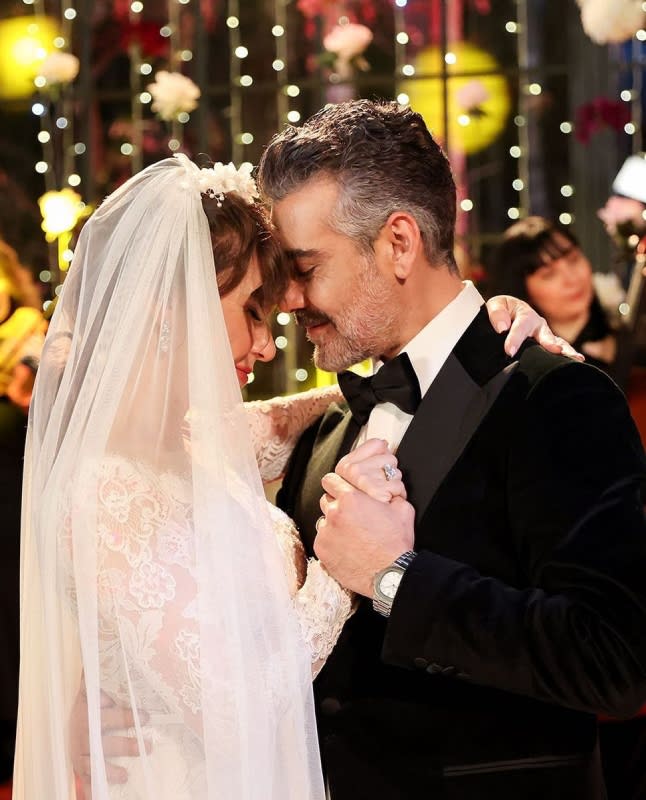 Sevgi Ersoy (Şevval Sam) y Fikret Alabey (Caner Cindoruk) se casan por sorpresa en Yan Oda