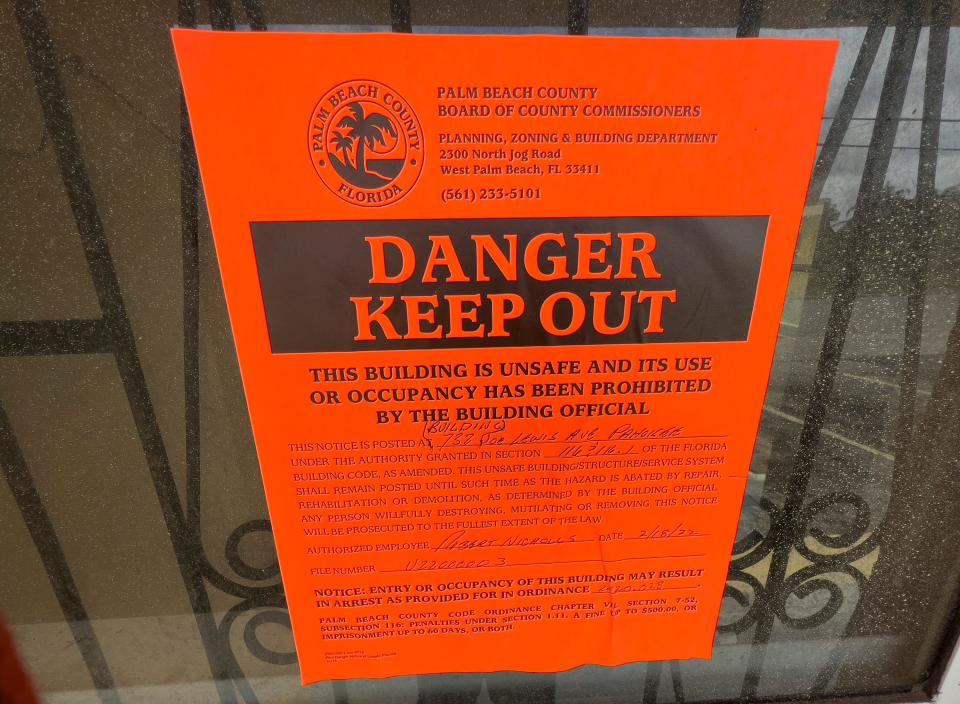 A waning sign posted on a 32-unit apartment building in Pahokee Tuesday, March 15, 2022 after the county invoked emergency powers to shut the units down, and relocate tenants. Raw sewage was backing up into some of the units, and dangerous electrical systems were in place. 