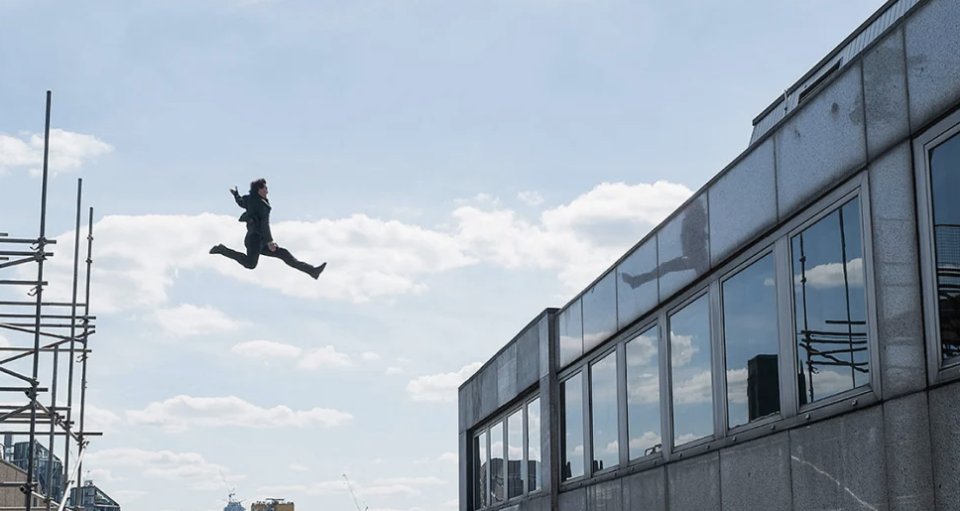 Cruise jumping to another building rooftop