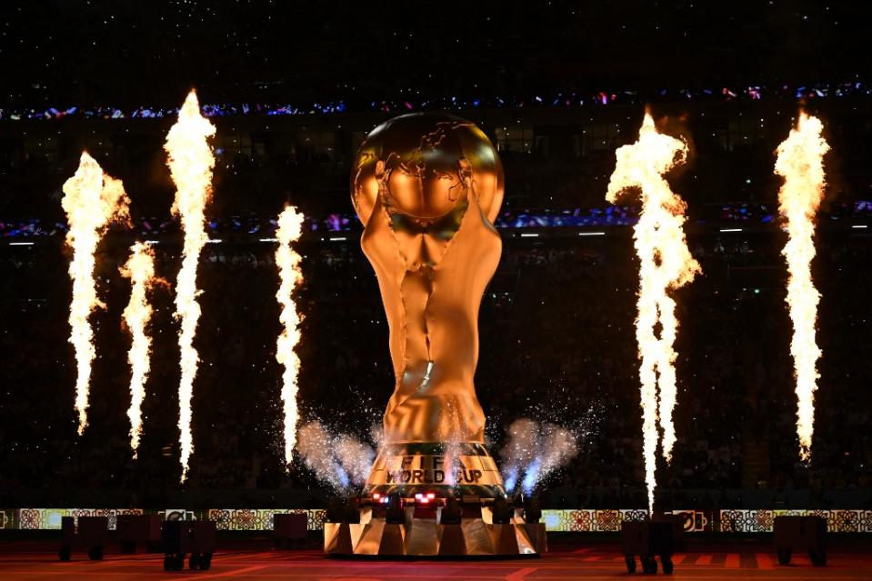 replica de la copa del mundo en ceremonia inaugural de la copa del mundo fifa 2022