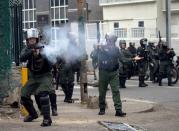 Guardias nacionales bolivarianos lanzan bombas de gases lacrimógenos a manifestantes antigubernamentales que demandan la libertad de estudiantes detenidos en Caracas, Venezuela, el lunes 12 de mayo de 2014.(AP Photo/Fernando Llano)