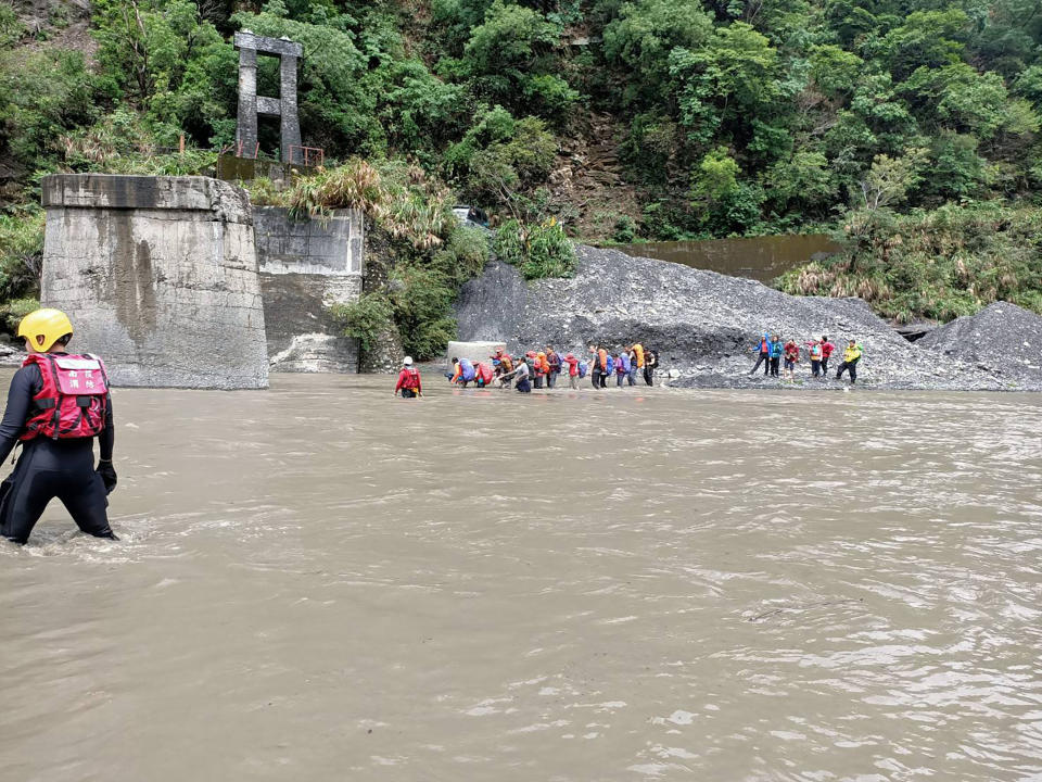 南投縣信義鄉丹大林道5.5公里處因雨坍方，10名登山者7日求救後自行脫困，但指「後面還有人」，消防局派員到場再協助近60人渡濁水溪脫困。（中央社／民眾提供）
