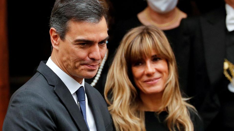 Sánchez y Begoña Gómez sonríen en una cumbre de la OTAN en Vilnus, Lituania