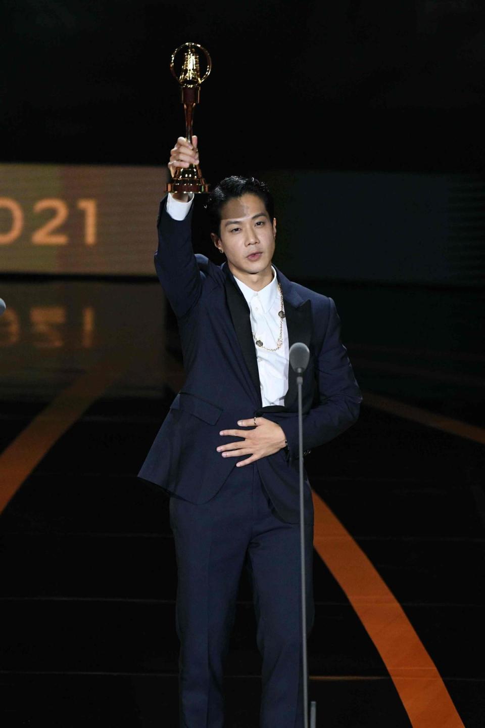 薛仕凌今日大豐收，以《生生世世》獲得電視金鐘男主角獎，還有《做工的人》迷你劇集男配角獎。（三立電視提供）