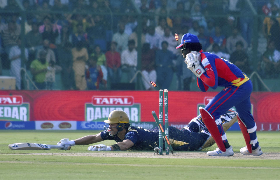 Karachi Kings wicketkeeper Chadwick Walton, right, watches the umpire after run out to Quetta Gladiators batsman Shane Watson during their Pakistan Super League T20 cricket match at National Stadium in Karachi, Pakistan, Sunday, Feb. 23, 2020. (AP Photo/Fareed Khan)