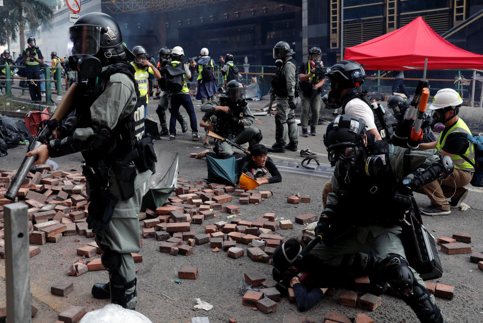 Dall'inizio delle proteste di giugno, la polizia ha arrestato 4.401 persone, di cui 3.395 uomini e 1.096 donne, in età compresa tra gli 11 e gli 83 anni. REUTERS/Tyrone Siu