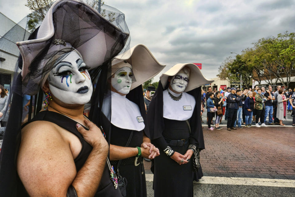 Archivo - Tres integrantes del grupo Sisters of Perpetual Indulgence (Hermanas de la Indulgencia Perpetua) asisten a un desfile del orgullo gay en West Hollywood, California, el 12 de junio de 2016. (AP Foto/Richard Vogel, Archivo)