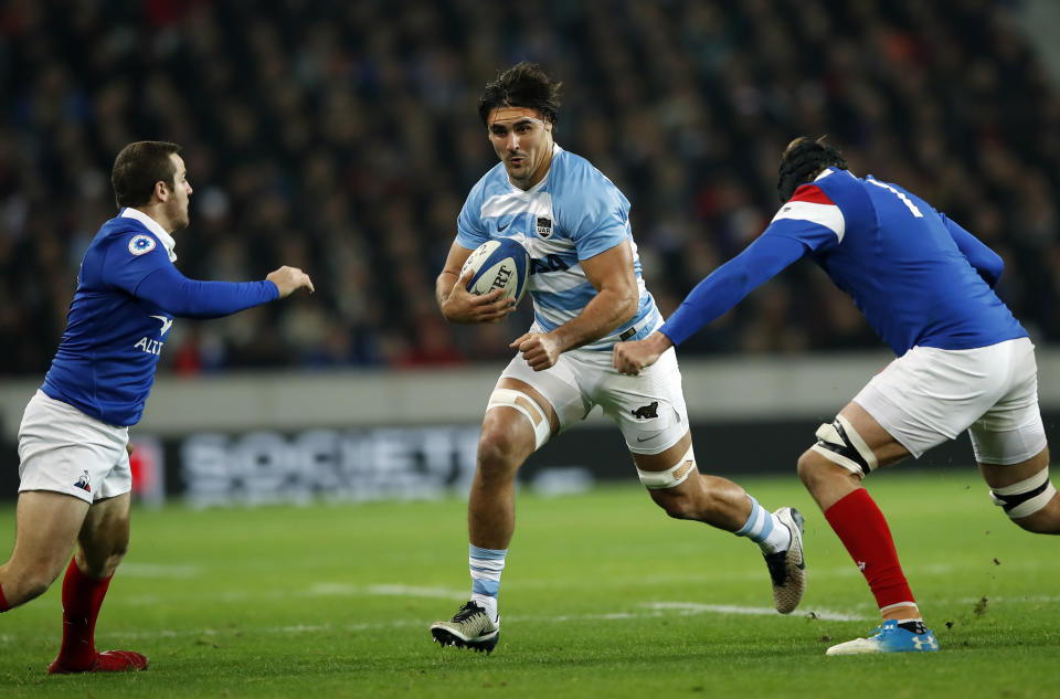 Argentina's Pablo Matera, center, tries to pass between France's Camille Lopez, left, and France's Arthur Iturria during their rugby union international match between France and Argentina at the Pierre Mauroy stadium, in Lille, northern France, Saturday, Nov. 17, 2018. (AP Photo/Christophe Ena)