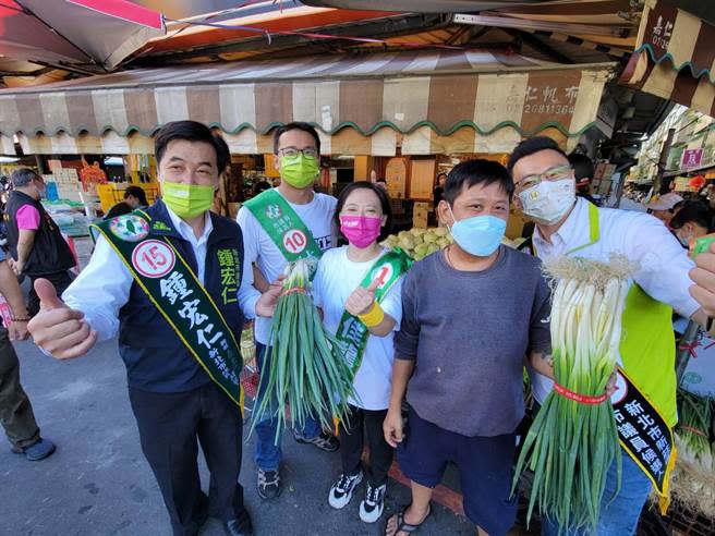 民進黨新北市長候選人林佳龍妻子廖婉如今天上午代替丈夫前往新莊四維市場掃街拜票。（林佳龍競選辦公室提供）