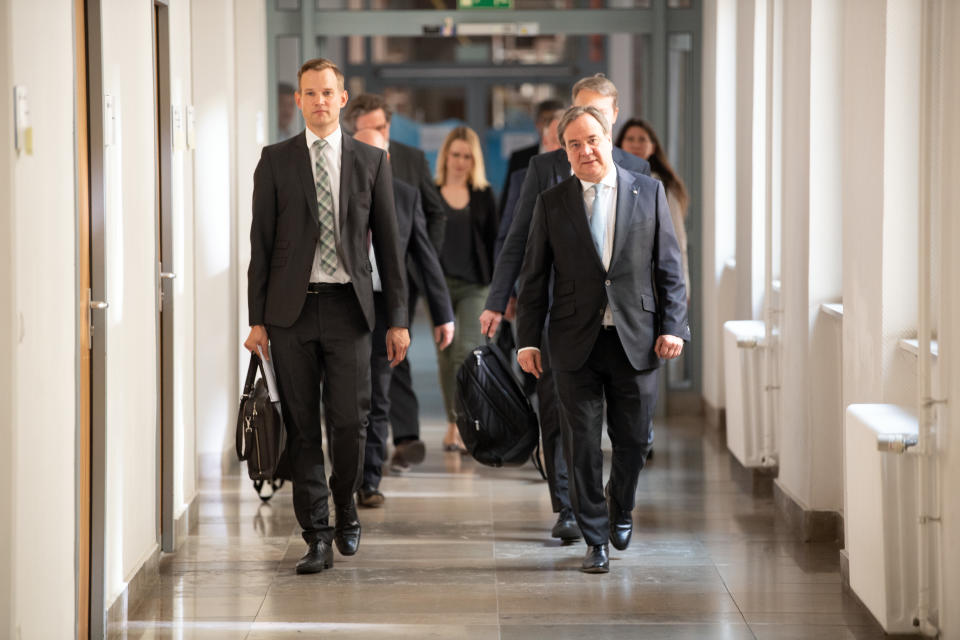 Düsseldorf: Armin Laschet (CDU, rechts), Ministerpräsident in NRW und Hendrik Streeck (links), Direktor des Institut für Virologie an der Uniklinik in Bonn, kommen zu einer Pressekonferenz der Landesregierung. Die Landesregierung präsentiert die ersten Zwischenergebnisse eines Forschungsprojekts, das derzeit in Heinsberg durchgeführt wird. Foto: Federico Gambarini / dpa